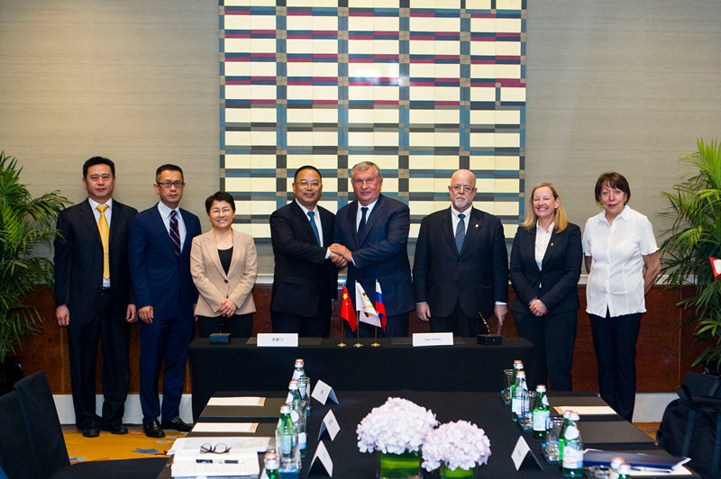 北控集團(tuán)董事長田振清與俄羅斯石油總裁謝欽舉行會(huì)談